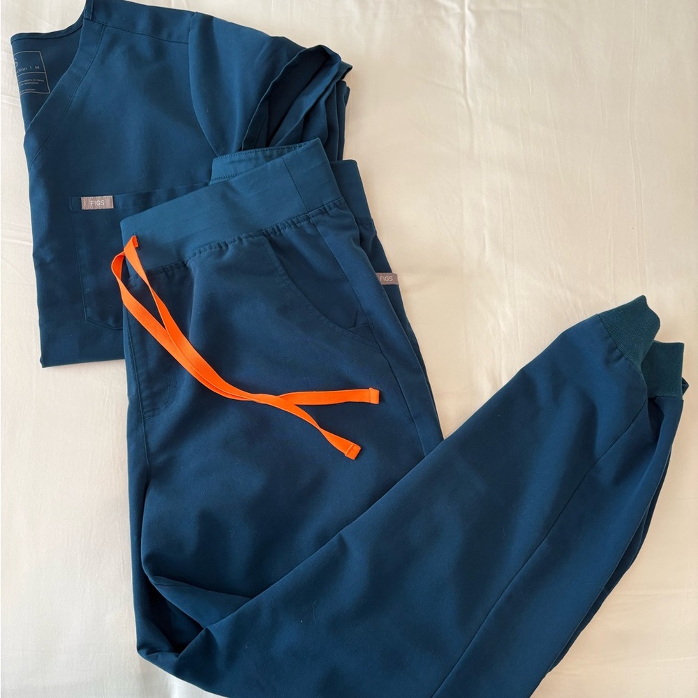 Figs Deep Reef M High Rise Joggers with M Catarina top